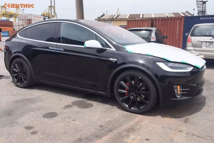 Ra mắt lần đầu vào 30/9/2015, Tesla Model X 2016 là chiếc SUV chạy điện đầu tiên trên Thế giới được sản xuất hàng loạt. Nó đồng thời là mẫu xe thứ 3 của hãng xe điện Tesla, Mỹ - sau chiếc xe thể thao Roadster và sedan Model S
