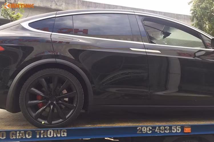 Với khối pin cực mạnh, Tesla cũng có thể tích hợp chế độ Ludicrous Mode cho Model X P100D, khiến chiếc siêu SUV điện này chỉ mất 2,6 giây để tăng tốc từ 0-100 km/h - tương đương với nhiều siêu xe hàng đầu Thế giới hiện nay. Khả năng tăng tốc "không tưởng" này có được do các động cơ điện có mô-men xoắn cực lớn và đạt được một cách tức thì.