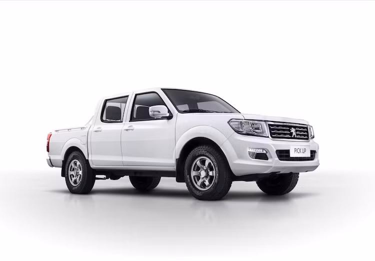 Cung cấp sức mạnh cho Peugeot Pick Up là khối động cơ 2.5l turbodiesel có công suất tối đa 115 mã lực và mô-men xoắn cực đại 280 Nm, kết hợp với hộp số sàn 5 cấp. Khách hàng có thể lựa chọn 2 hệ dẫn động là 2 bánh hoặc 4 bánh bán thời gian có khả năng điều chỉnh giữa 2 chế độ cao hoặc thấp.