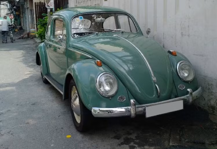 Ý tưởng ban đầu về Beetle xuất phát từ Hitler, khi ông muốn tạo ra một mẫu xe ôtô đơn giản có giá rẻ cho mọi người để dành cho mạng lưới đường công cộng mới vào thời phát xít Đức. Thiết kế của dòng xe này đã trở thành "biểu tượng" với kiểu dáng khí động học và khá giống một con bọ cánh cam, đồng thời nó cũng là nguồn gốc tên gọi của tập đoàn Volkswagen ngày nay (trong tiếng Đức nghĩa là "xe đại chúng").