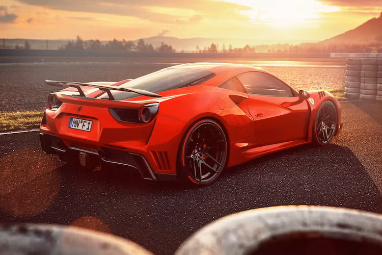 Ở hai bên thân xe, các vòm bánh của 488 GTB cũng đã được Novitec Rosso nới rộng hơn tới tổng cộng 5,5 inch so với xe nguyên bản. Trên các vòm bánh của xe còn được "trổ" thêm các khe gió tản nhiệt mới, lấy cảm hứng trực tiếp từ Ferrari F40. Để "lấp" vừa những vòm bánh này, chiếc xe sử dụng mâm đúc có đường kính lên tới 22 inch với mã NF6 NL của Novitec.