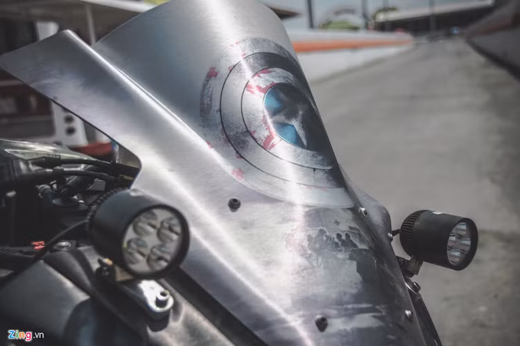 Hình ảnh khiên của Đại úy Mỹ xuất hiện trên kính chắn gió. Xe còn được lắp đặt thêm hai bóng đèn LED để tăng độ sáng khi di chuyển vào ban đêm.