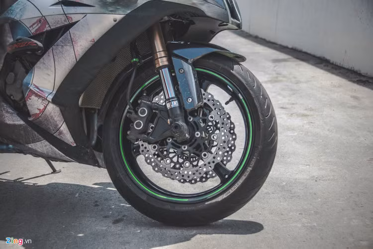 Kawasaki ZX-10R vẫn giữ nguyên bánh phía trước với phanh đĩa kép cỡ 330 mm.