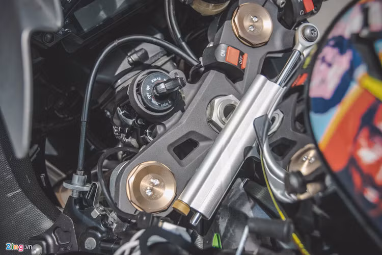 Trợ lực cũng được chuyển sang thương hiệu Ohlins.