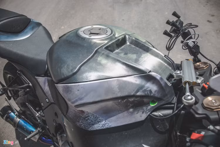 Bình xăng góc cạnh của Kawasaki ZX-10R thêm phần mạnh mẽ với lớp decal theo phong cách nhôm xước.