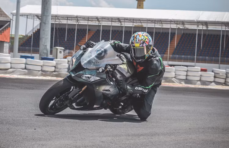 Tại thị trường Việt Nam, Kawasaki ZX-10R được bán chính hãng với giá 549 triệu đồng. Xe có công suất cực đại 197 mã lực, mô men xoắn 113Nm, cho khả năng tăng tốc từ 0-100 km/h trong 2,9 giây trước khi đạt vận tốc tối đa 299 km/h như thông báo của nhà sản xuất.