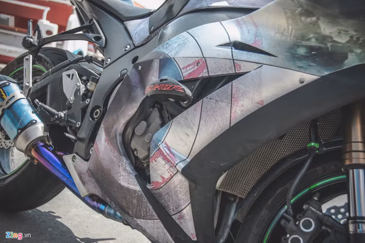 Bộ quây tiếp tục được dán decal hình khiên của Captain America.