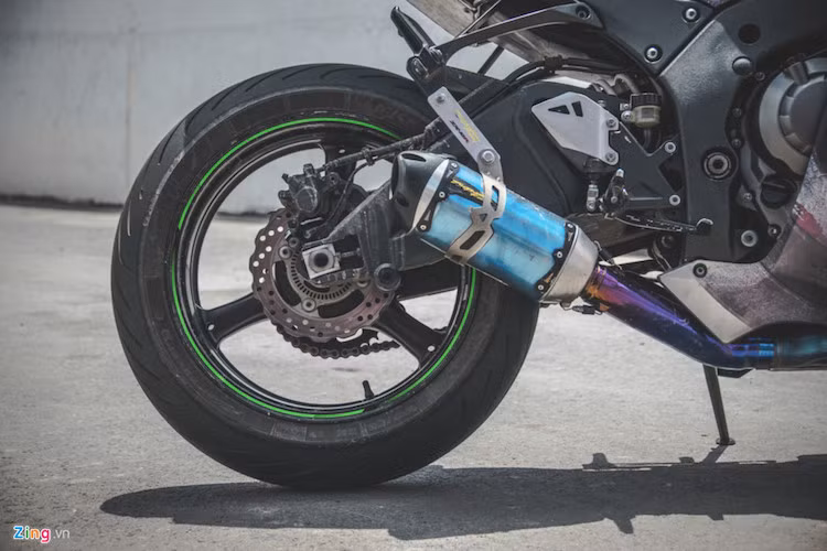 Phía sau là phanh đĩa đơn 220 mm. Tuy nhiên, chủ nhân đã thay thế ống xả tiêu chuẩn bằng loại hàng hiệu Two Brothers Racing chuyên dành cho đường đua. Cổ ống xả làm từ titanium với quảng cáo là bền bỉ hơn và nhẹ hơn.