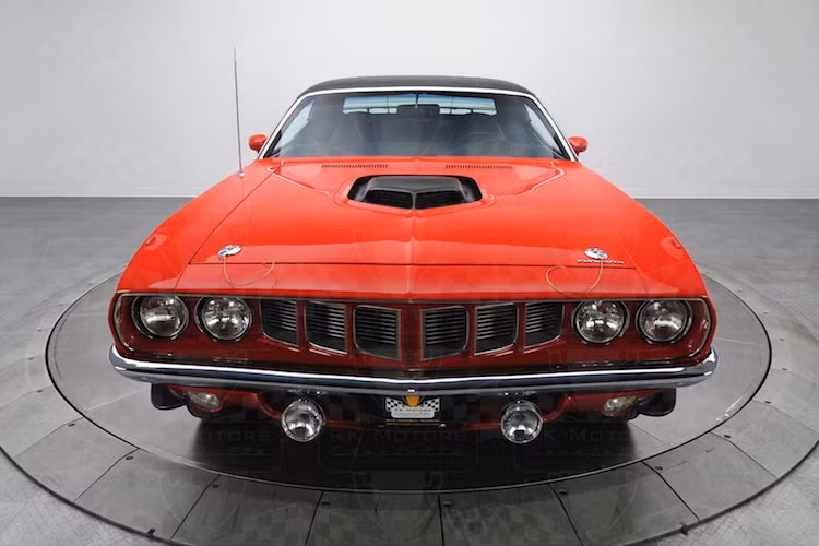 Nhìn bên ngoài, trông Plymouth Hemi Cuda và Dodge Challenger R/T có vẻ như khá giống nhau, tuy nhiên trên thực tế 2 mẫu xe này hoàn toàn không chia sẻ chung bất kỳ một chi tiết thân vỏ nào với nhau. Ngay cả trục cơ sở của Hemi Cuda cũng ngắn hơn 51 mm so với Dodge Charger.