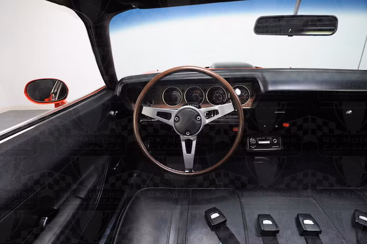 Ra đời từ thập niên 70, nội thất của Plymouth Hemi Cuda được thiết kế khá đơn giản với tiện nghi chỉ bao gồm điều hòa và hệ thống âm thanh với radio và casette. Là phiên bản thể thao, chiếc xe được trang bị vô-lăng 3 chấu bằng kim loại với vành ốp gỗ. Bảng đồng hồ của Hemi Cuda cũng được ốp gỗ trang trí.