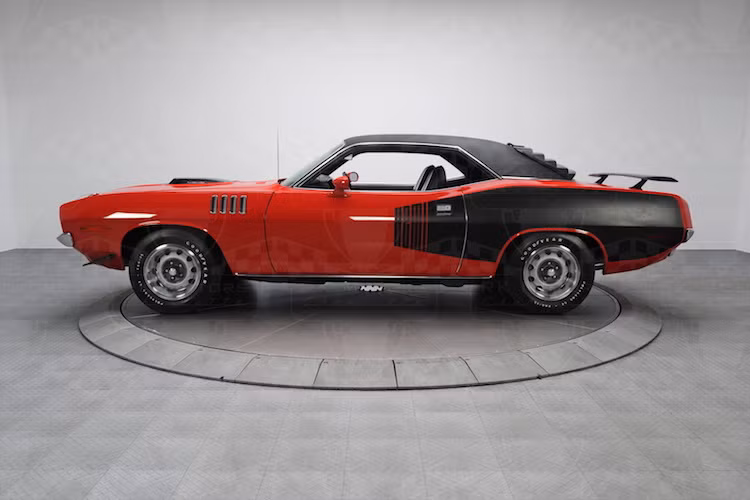 Co tên đầy đủ là Plymouth Hemi Barracuda, đây là phiên bản hiệu năng cao của thế hệ xe coupe Plymouth Barracuda thứ 3, sản xuất từ năm 1970 tới 1974. Dựa trên nền tảng chassis E-Body của Chrysler lúc đó, Plymouth Hemi Cuda có nhiều điểm chung với một mẫu xe cơ bắp nổi tiếng cùng thời khác là Dodge Challenger.