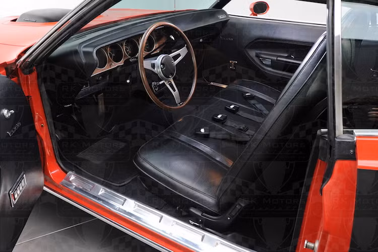 Hàng ghế trước của Plymouth Hemi Cuda có đủ chỗ cho 3 người ngồi do sử dụng ghế băng dài. Ngoài ra, chiếc xe còn có thêm chỗ ngồi cho cả người ngồi sau. Ra đời vào thời điểm các quy định về dây an toàn vẫn khá "lỏng lẻo", chiếc xe chỉ được trang bị dây thắt ngang hông như trên máy bay hiện nay. Toàn bộ nội thất được bọc da.