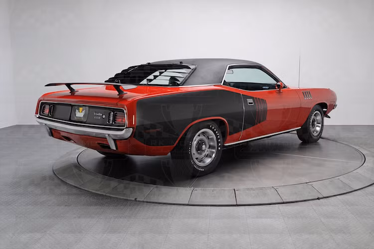 So với những chiếc Barracuda thường, Plymouth Hemi Cuda có khá nhiều chi tiết đặc biệt tùy chọn như mui màu đen, lốp Goodyear Polyglass đi kèm với mâm Rallye, decal dán hai bên thân xe, cánh đuôi phía trước và khe hút gió cho động cơ lồi ra trên nắp ca-pô với tên gọi Air Grabber. Thêm tiền, khách hàng còn có thêm cánh đuôi và cửa kính sau ốp màn chắn.
