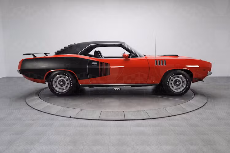 Kết hợp với động cơ là hệ động lực theo tiêu chuẩn xe đua drag với hộp số 3 cấp tự động Torqueflite, trục các-đăng Dana 60 và bộ vi sai cầu sau Sure Grip tỉ số truyền 4.10. Ra đời vào thời điểm "trào lưu" xe cơ bắp đang bùng nổ, Plymouth Hemi Cuda đã không hấp dẫn được người mua so với các đối thủ. Cộng với số lượng sản xuất nhỏ, ngày nay chiếc xe là món hàng được các nhà sưu tập săn lùng.