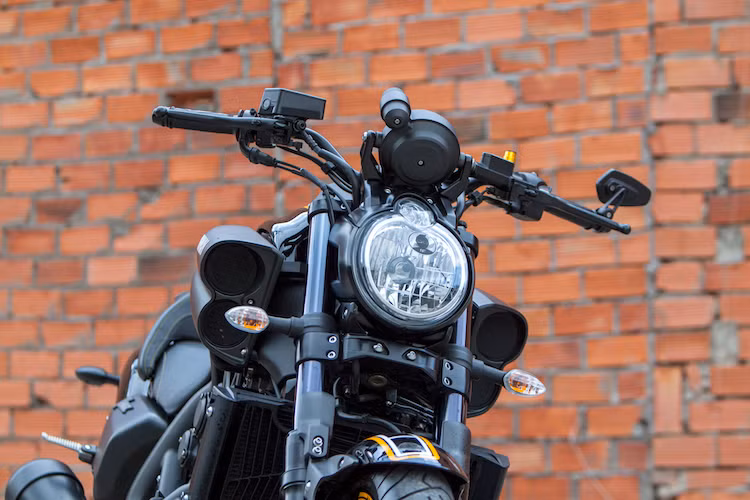 Là một trong những dòng xe đặc trưng của Yamaha, năm nay V-Max cũng có bản đặc biệt 60th Anniversary, với tem đấu "Speed Block" tương tự như những chiếc xe đua cổ của hãng. So với những phiên bản bình thường, Vmax 60th Anniversary có thiết kế tổng thể y hệt, với đầy đủ các nét đặc trưng của dòng xe như đèn pha "lòng trứng" và cổ hút gió 2 bên bình xăng.