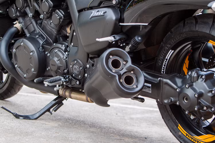 Với công suất như trên, VMax hiện đang là mẫu xe mạnh nhất trong phân khúc power cruiser. Tuy nhiên nếu trang bị pô độ Akrapovic, chiếc xe thậm chí sẽ còn mạnh mẽ hơn nữa. Mặc dù vậy, pô "zin" trên chiếc Vmax 60th Anniversary tại Việt Nam vẫn có tiếng nổ mạnh mẽ và khá "ngầu" với 2 cặp pô kép đối xứng 2 bên.