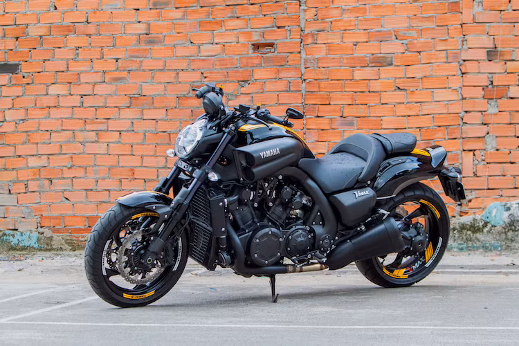 Ra mắt lần đầu từ năm 1985, Yamaha VMax được nhiều người coi là mẫu xe "sáng lập" ra dòng power cruiser "cơ bắp", với các đại diện sau này như Harley-Davidson V-Rod hay Ducati Diavel. Thế hệ VMax hiện tại đã được Yamaha công bố từ năm 2008 và sau gần 10 năm, chiếc xe trông vẫn còn rất "ngầu" và hiện đại như các đối thủ mới hơn.