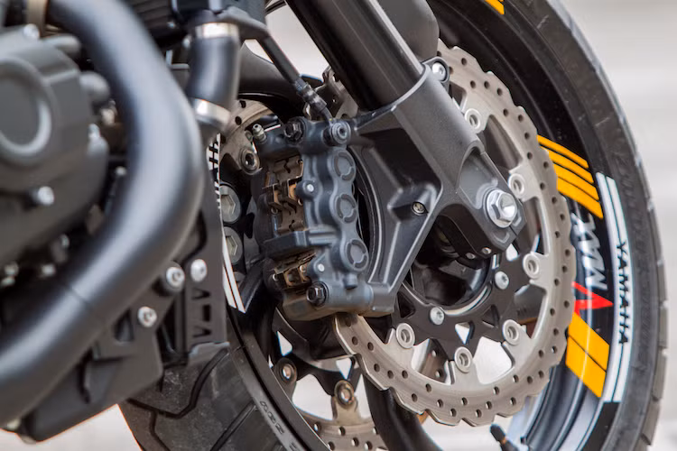 Ở phía trước, chiếc xe sử dụng cỡ vành 18 inch đi kèm lốp Bridgestone 120/70/18. Là một trong những mẫu cruiser mạnh và tốc độ nhất, chính vì vậy Vmax sở hữu hệ thống phanh trước mạnh mẽ với đĩa kép dạng semi-floating (lòng đĩa không liền khối với mặt đĩa) và heo 6 piston mỗi bên. Những decal dán vành trên chiếc xe đã được chủ nhân bổ sung thêm.