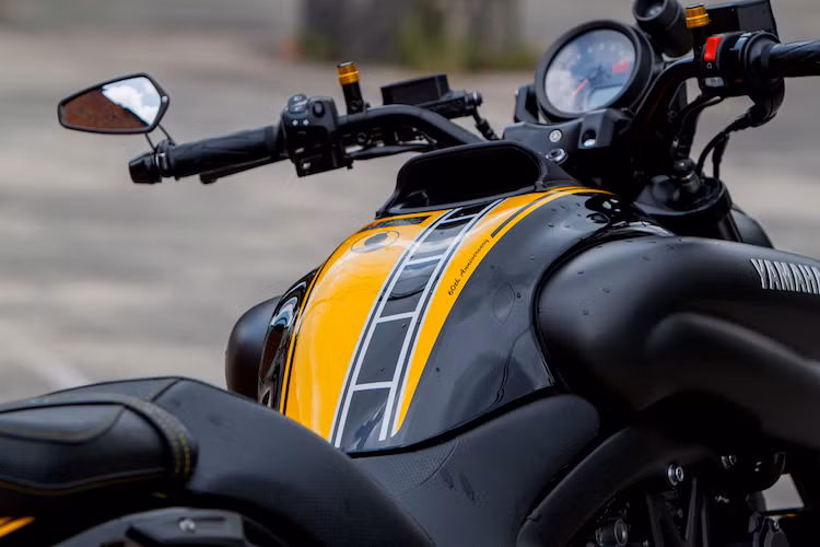 Trước VMax, một số mẫu xe nổi tiếng khác của Yamaha như R1, R6 hay Super Tenere cũng lần lượt có phiên bản đặc biệt để kỷ niệm 60 năm thành lập chi nhánh sản xuất xe máy. Tuy nhiên trên VMax, tem đấu Speed Block chỉ là một dải chạy dọc thân xe, trong khi các chi tiết khác vẫn giữ lại màu đen cực "ngầu" đặc trưng.