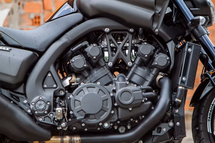 VMax 60th Anniversary vẫn được trang bị động cơ V4 nạp khí tự nhiên dung tích lên tới 1679 cc, khiến chiếc xe đạt công suất tối đa lên tới 200 mã lực và mô-men xoắn cực đại 167 Nm. Kết hợp với động cơ là hộp số côn tay 5 cấp và bộ ly hợp có chức năng chống khóa bánh khi dồn số gấp (slipper clutch).