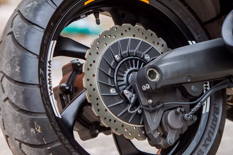 Sức mạnh động cơ được truyền tới bánh sau với bản vành rộng và lốp 200/50 thông qua trục các-đăng. Dù có lốp lớn nhưng do sở hữu kích thước "đồ sộ", bánh sau của Vmax 60th Anniversary trông vẫn không quá to khi nhìn từ phía sau. Ở phía sau, chiếc xe được trang bị hệ thống phanh 2 pis đối xứng; toàn bộ hệ thống phanh của Vmax được cung cấp bởi Nissin.