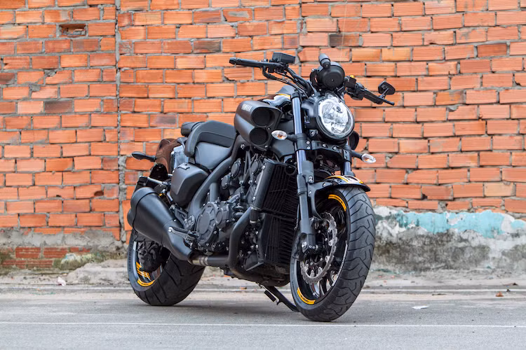 Được ra mắt cách đây 2 năm, mẫu môtô khủng Yamaha Vmax 60th Anniversary với biệt danh "ma tốc độ" là phiên bản đặc biệt nằm trong loạt xe kỷ niệm 60 năm thành lập chi nhánh sản xuất xe máy của tập đoàn Yamaha. Phải tới nay, mẫu xe này mới lần đầu tiên tới Việt Nam thông qua nhà nhập khẩu tư nhân tại Sài Gòn.