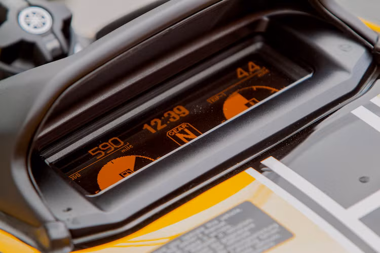 Các thông số còn lại của xe như ODO, bộ tính quãng đường đi, đồng hồ, nhiệt độ nước làm mát, mức xăng, cấp số được hiển thị trên một màn hình nhỏ khác trên bình xăng - cách bố trí sau này đã được Ducati "học tập" với chiếc Diavel.