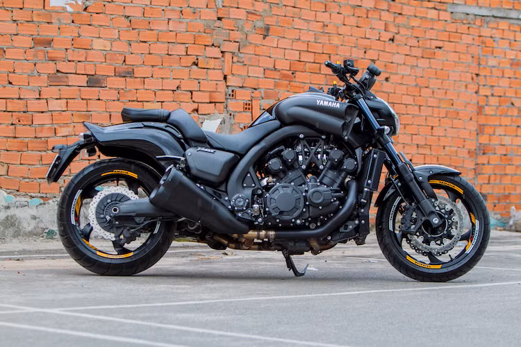 Sau khi tính toàn bộ thuế và các chi phí, giá bán của Vmax 60th Anniversary tại Việt Nam là khoảng 800 triệu đồng. Không chỉ mang ý nghĩa đặc biệt kỷ niệm 60 năm thành lập Yamaha Motor, mẫu xe cruiser "khủng" Yamaha Vmax 60th Anniversary vừa về Việt Nam còn đánh dấu 30 năm và cũng đánh dấu "chấm hết" dòng Vmax.