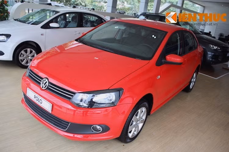 Trong 2 dòng xe này, Polo là dòng xe rẻ nhất của Volkswagen tại thị trường Việt Nam và được giảm 50 triệu đồng, từ 740 triệu xuống còn 690 triệu đồng. Polo là mẫu xe con thuộc phân khúc B tại Việt Nam - tương đương với những dòng xe như Honda City, Toyota Vios/Yaris hay Ford Fiesta.