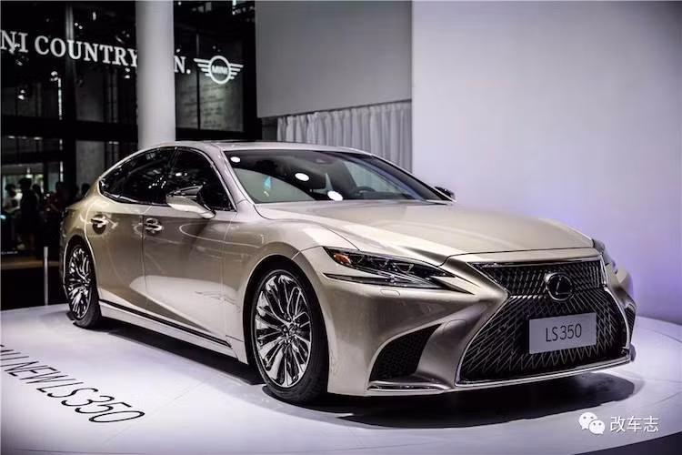 Về thiết kế, Lexus LS350 không có sự khác biệt so với 2 phiên bản Lexus LS thế hệ mới ra mắt hồi đầu năm. Giống như nhiều mẫu xe khác của Lexus, LS mới sở hữu phần đầu đầy ấn tượng với những đường cắt xẻ sắc sảo và lưới tản nhiệt hình con suốt "Spindle Grille" đặc trưng. Điểm nhấn trên LS thế hệ mới là cụm đèn trước full LED hình chữ Z hiện đại và các mảng thân xe uyển chuyển.