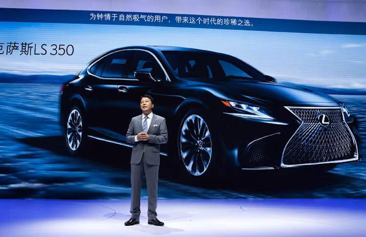 Tại thị trường Trung Quốc, giá bán được công bố của LS350 2018 là hơn 1 triệu USD (tkhoảng 3,3 tỷ đồng). Như vậy, chiếc xe đắt tương đương với các phiên bản LS500 ở những thị trường khác do các chính sách thuế khác nhau của quốc gia đông dân nhất Thế giới.