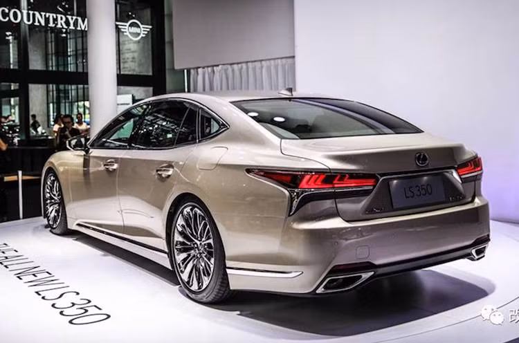 So với thế hệ trước, chiếc xe đã có "phom" mượt mà hơn, tương tự như một chiếc coupe với vòm mái thuôn dài về phía sau. Chiều cao của mũi và đuôi xe cũng được giảm xuống lần lượt khoảng 3 và 4 cm, khiến LS mới có vẻ ngoài càng năng động và gọn gàng hơn. Xe có chiều dài 5235 mm, rộng 1900 mm, cao 1450 mm và trục cơ sở dài 3125 mm.