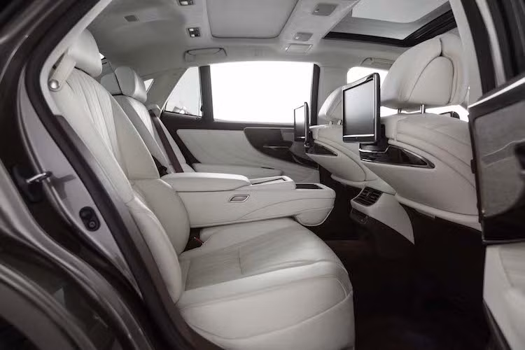 Ở phía sau, Lexus cũng đã sử dụng panel màn hình cảm ứng điều khiển các chức năng tương tự như đối thủ BMW 7 Series. Thêm vào đó, hàng ghế sau có khả năng nghiêng về sau 48 độ và nâng mặt ghế lên 24 độ để giúp khách ra vào xe dễ dàng hơn. Vốn đã có không gian rộng hơn thế hệ trước, Lexus còn đưa ra tùy chọn ghế sau siêu rộng, đem tới khoảng để chân lớn chưa từng thấy trong lịch sử dòng LS.