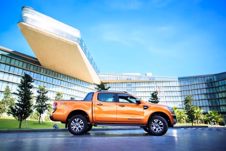 "Ông vua" doanh số trong tháng 4 là Ford Ranger đã bị tụt tới 3 bậc trong tháng 5/2017 khi "chỉ" bán được 1304 chiếc. Tuy nhiên nếu so về doanh số, Ranger vẫn có sự tăng trưởng so với tháng 4 khi vào tháng trước, Ford bán được 1100 chiếc. Với sự xuất hiện của phiên bản Wildtrak 2.2 mới trong tháng 5, Ranger được dự đoán sẽ giữ danh hiệu "vua bán tải" tại Việt Nam trong thời gian dài nữa.