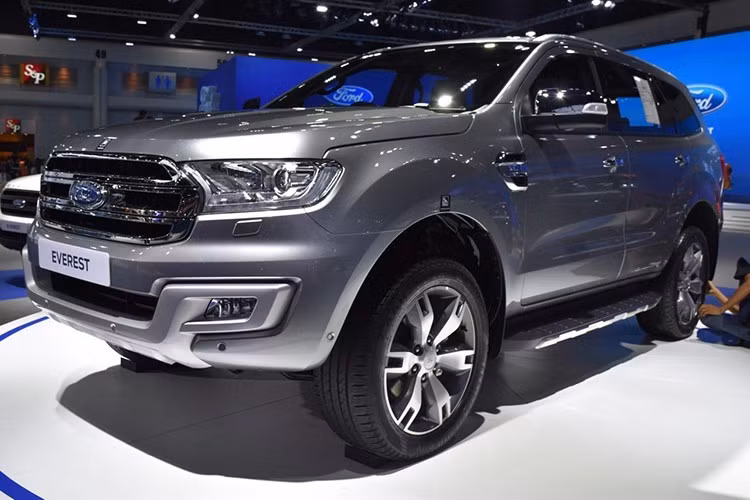 Vào tháng 3 năm nay, mẫu SUV hạng trung thế hệ mới Ford Everest đã được giảm 64 triệu cho các phiên bản 2.2l. sẽ chỉ còn 1,185 tỷ đồng cho bản 2.2 AT 4×2 Trend và 1,265 tỷ đồng cho bản 2.2 AT 4×2 Titanium. Trước đó, giá bán lẻ đề xuất của mẫu xe này lần lượt là 1,249 tỷ đồng và 1,329 tỷ đồng.
