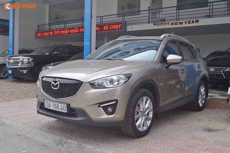 Mẫu xe "châm ngòi" cho clà Mazda CX-5, với nhiều lần liên tiếp giảm giá từ đầu năm 2017 tới nay. Hiện tại, phiên bản Mazda CX-5 2.0l có giá chỉ từ 849 triệu đồng, trong khi bản 2.5l cũng chỉ có giá 880 triệu đồng. Ngay cả phiên bản cao cấp nhất của CX-5 hiện cũng chỉ có giá 950 triệu.