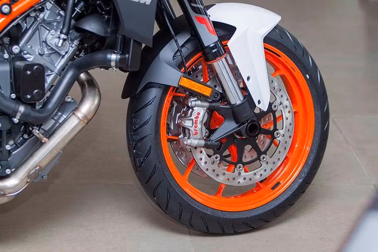 Trên 1290 Super Duke R 2017, hãng xe máy KTM vẫn "trung thành" với hãng WP để sản xuất phuộc cho xe. Trong khi đó, hệ thống phanh trước đã được nâng cấp lên chuẩn superbike với cặp heo Brembo M50. Thiết kế mâm 5 cây chữ Y đặc trưng của dòng Super Duke R vẫn tiếp tục được KTM giữ nguyên trên phiên bản mới nhất.