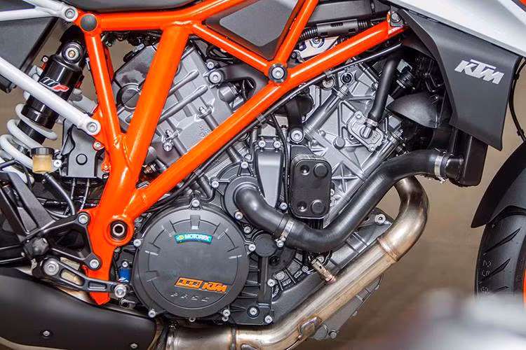 1290 Super Duke R 2017 vẫn tiếp tục được KTM trang bị cho khối động cơ V-Twin LC8 DOHC 1301 cc làm mát bằng chất lỏng giống như thế hệ cũ. Tuy nhiên, tỷ số nén của động cơ đã được nâng lên thành 13,6:1 thay vì 13,2:1 nhờ có nắp quy-lát thiết kế phẳng, mạ Chrome Nitride và xú páp titan. Động cơ này có công suất lên tới 177 mã lực - cao hơn tới 7 mã lực.