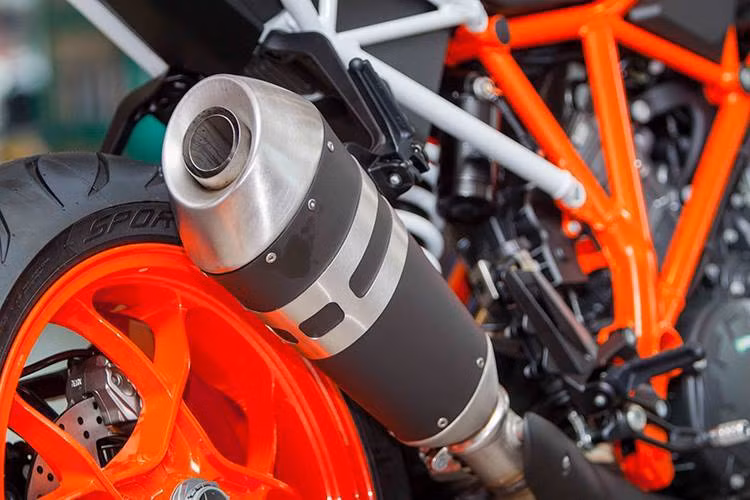 Hệ thống xả của 1290 Super Duke R cũng được thiết kế mới, với bầu cộng hưởng để khiến chiếc xe "mượt" hơn ở vòng tua thấp. Tuy nhiên, khách hàng cũng có thể nâng cấp lên các loại pô tùy chọn Akrapovic lon bằng sợi carbon hay titan.