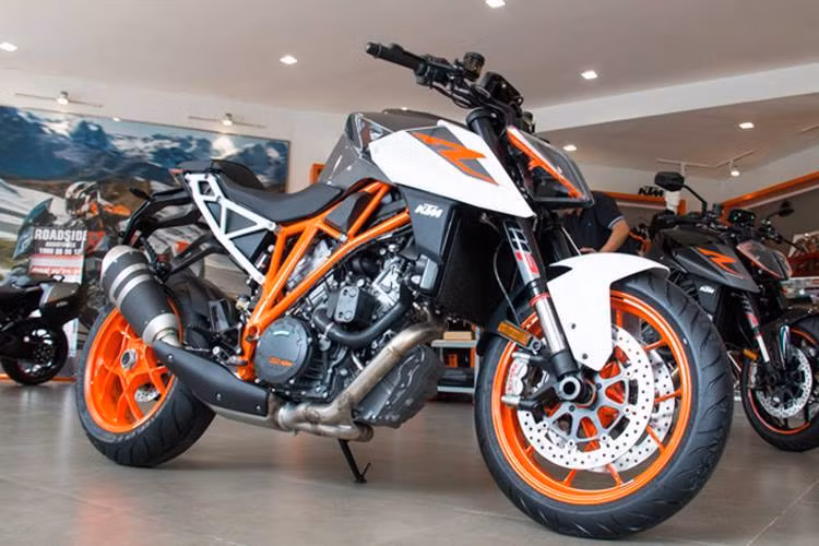 Tại triển lãm EICMA diễn ra vào tháng 11/2016, KTM đã công bố loạt naked bike thuộc dòng Duke thế hệ mới. Bên cạnh Duke 390 2017, phiên bản mạnh mẽ nhất của dòng xe là KTM 1290 Super Duke R 2017 cũng vừa trải qua một cuộc "lột xác" hoàn toàn. Sau hơn nửa năm ra mắt Thế giới, 2 chiếc Super Duke R thế hệ mới màu trắng và đen đã vừa có mặt tại Sài Gòn.