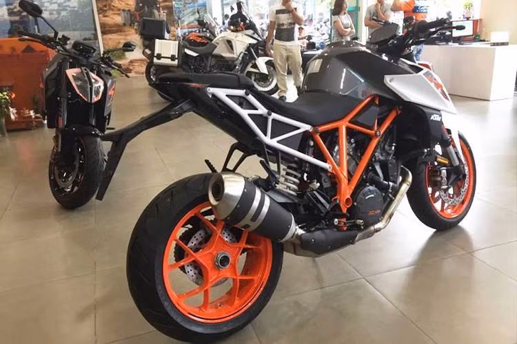 Tại thị trường Việt Nam, giá bán niêm yết chính hãng của KTM 1290 Super Duke R 2017 hàng chính hãng là 638 triệu đồng.