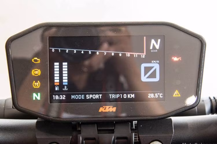 Giống như Duke 390 2017, bảng đồng hồ của Super Duke R 2017 là một màn hình màu hiển thị đa thông tin hiện đại, với giao diện có thể chuyển giữa 2 màu trắng/đen. Không chỉ có giao diện trực quan, khách hàng còn có thể kết nối và đồng bộ các thông tin trong điện thoại qua Bluetooth với tùy chọn hệ thống MY RIDE.