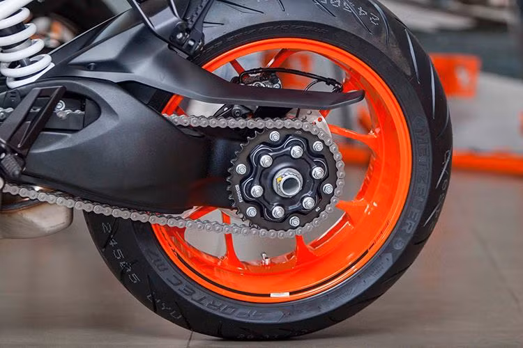 Tuy nhiên để có thể mở khóa toàn bộ các hệ thống, người dùng sẽ phải bỏ thêm tiền mua code kích hoạt. Giống như thế hệ trước, 1290 Super Duke R 2017 sở hữu gắp đơn phía sau. Hệ thống phanh sau là loại Brembo 2 pis đối xứng, trong khi cả 2 bánh xe đều sử dụng lốp Sportec của hãng Metzeler.