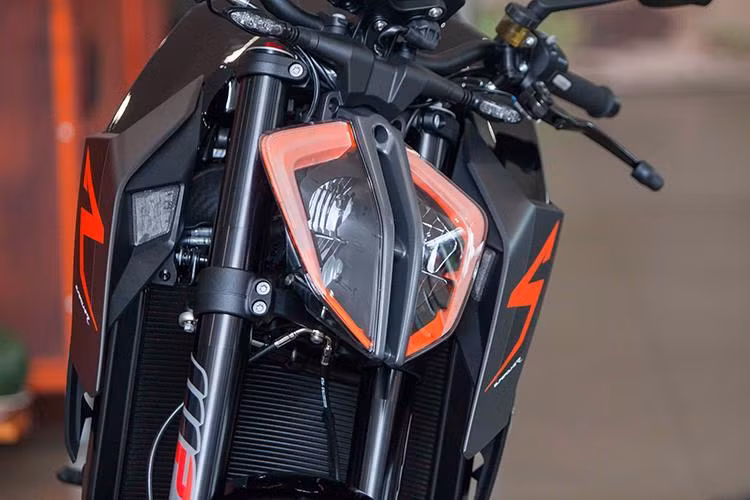 Trong tổng thể thiết kế của chiếc xe, chi tiết nổi bật nhất là cụm đèn pha trước full LED trong suốt, không có vỏ bọc bên ngoài. Được thiết kế hình khiên và tách rời ở chính giữa, đèn pha này đem tới cho chiếc xe vẻ ngoài cực "chiến" và an toàn hơn trong đêm, khi được tích hợp tính năng thay đổi góc chiếu trong cua.