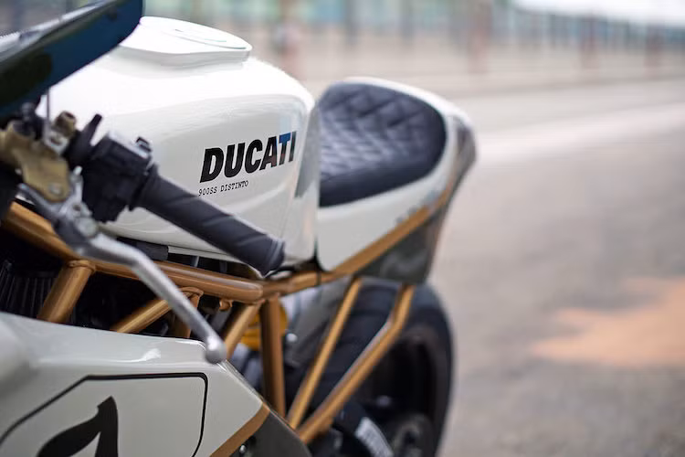 Để chiếc xe có đủ điều kiện lưu thông ngoài đường, Kris đã lắp một đèn pha nhỏ ở phía trước quây gió. Trong khi đó, ở ngay phía sau quây gió là bình xăng lớn từ chiếc 750 Sport, được Kris chỉnh sửa lại để có thể tích lớn hơn và mang phong cách của một mẫu xe đua đường dài.