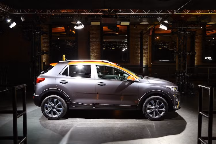 Không giống như Kona, Stonic sẽ chỉ dẫn động cầu trước. Nằm trong phân khúc xe hạng B, Kia Stonic sẽ phải cạnh tranh với các đối thủ như Nissan Juke, Renault Captur, Ford EcoSport hay "người anh em" Hyundai Kona. Dù đã công bố chính thức chiếc xe, nhưng những thông tin chi tiết về Stonic vẫn được Kia giấu kín.