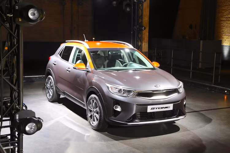 Không giống như Kona với kiểu dáng cực kỳ phá cách, Kia đã thiết kế Stonic "giản dị" hơn và mang ngôn ngữ chung với dòng sản phẩm còn lại của hãng. Sở hữu những đường nét "cơ bắp" đậm chất Kia, Stonic còn có khả năng cá nhân hóa màu sắc cao với thân xe 2 tông màu với 20 sự lựa chọn màu khác nhau.