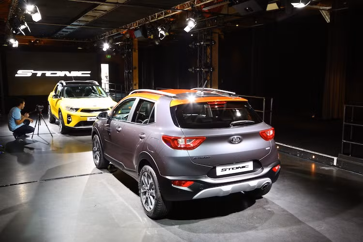 Trước đây, đại diện của hãng từng chia sẻ rằng Stonic sẽ được ra mắt vào tháng 7. Nhiều khả năng Kia sẽ tiếp tục cung cấp thêm thông tin về Stonic trong tháng 7 tới, trước khi trưng bày chiếc xe lần đầu tại triển lãm ôtô Frankfurt. Hiện chưa rõ dòng xe này có về Việt Nam hay không.