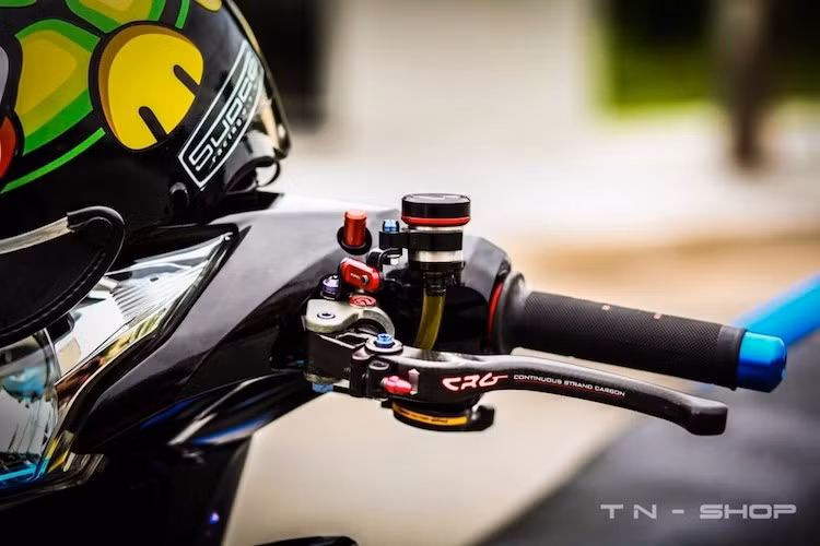 Xe được trang bị khá nhiều đồ chơi như cùm Brembo Ducati và tay CRG Carbon và bình dầu AEM Titan, và rất nhiều ốc Titan Proti . kết hợp với bao tay Domino Italy cho cảm giác lái tốt nhất có thể.