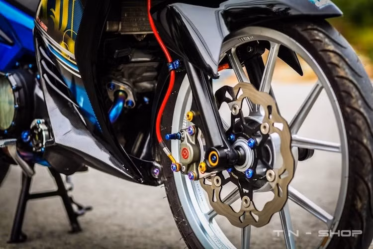 Dàn chân trước của xe nổi bật với lốp Michelin, đĩa Galfer, heo brembo 2 pis đối xứng logo lớn, và toàn bộ được sử dụng ốc Titan và mâm Daytona.